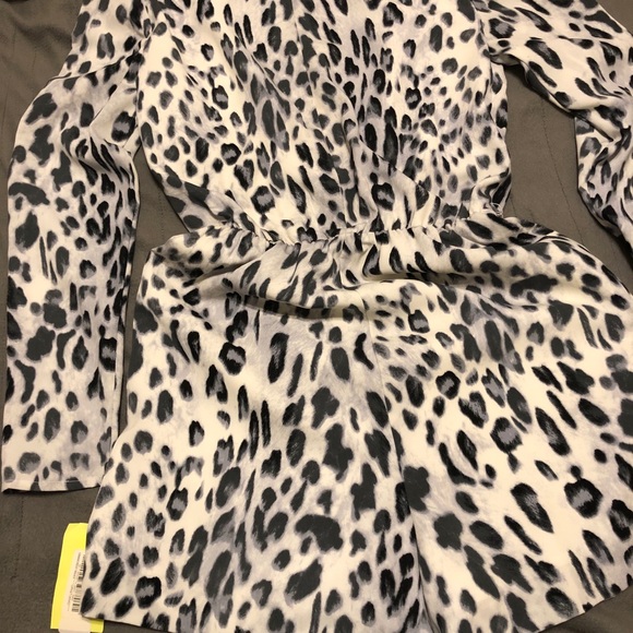 XS Leopard romper - Picture 6 of 9